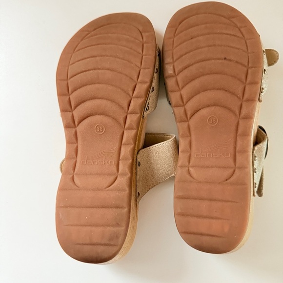 Dansko Women's Manda, Oyster Washed Leather Sandal - Picture 5 of 5